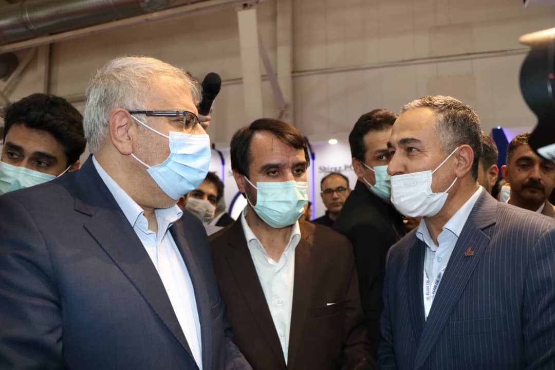 بازدید وزیر نفت از غرفه شرکت صنایع پتروشیمی تخت جمشید