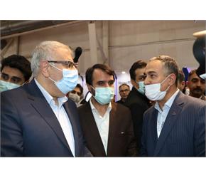 بازدید وزیر نفت از غرفه شرکت صنایع پتروشیمی تخت جمشید